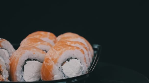 Rollos Sushi Girando Cerca Sobre Fondo Negro Sushi Japonés Fresco — Vídeos de Stock