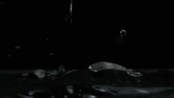 Många Droppar Vatten Faller Ytan Vattnet Slow Motion Makro Skott — Stockvideo