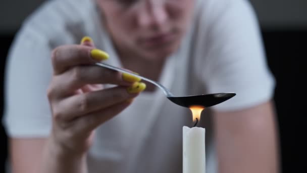 Γυναίκα Ναρκομανής Μαγειρεύει Ναρκωτικά Κουτάλι Στη Φλόγα Των Κεριών Θερμαίνοντας — Αρχείο Βίντεο