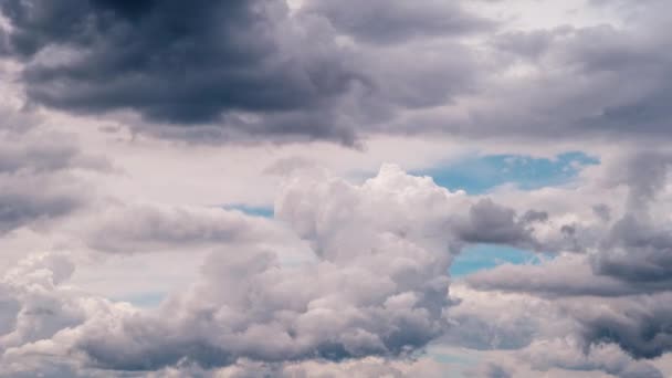 Timelapse Nubes Cúmulos Moviéndose Cielo Azul Las Nubes Esponjosas Cambian — Vídeos de Stock