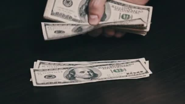 Compter Vieux Billets Cent Dollars Sur Une Table Bois Noir — Video