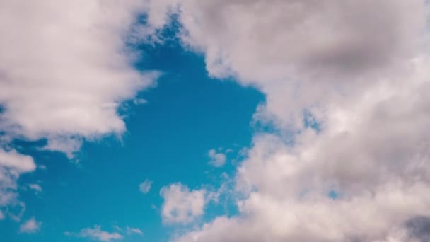 Kümülüs Bulutlarının Mavi Gökyüzünde Hareket Etme Zamanı Işık Bulutları Bulut — Stok video
