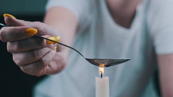 Drogenabhängige Frau Kocht Drogen Löffel Auf Kerzenflamme Erwärmung Der Betäubungsflüssigkeit — Stockvideo