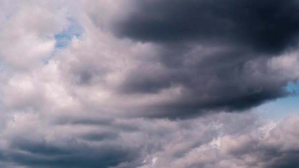 积雨云在蓝天中移动的时间 蓬松的云彩在云雾中改变了它们的形状 美丽的天空 云彩的背景 时间的流逝复制空间 天气的变化 大自然 — 图库视频影像