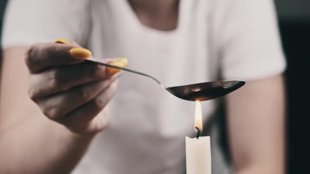 Mujer Drogadicta Cocinando Drogas Cuchara Llamas Velas Calentando Fluido Narcótico — Vídeo de stock