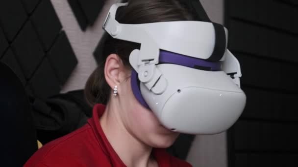 Mujer Joven Casco Realidad Virtual Sentada Sofá Comunicándose Mundo Virtual — Vídeo de stock