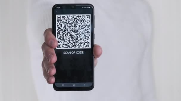 Мужская Рука Показывает Код Смартфоне Белом Фоне Надпись Экране Мобильного — стоковое видео