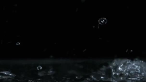 Багато Крапель Води Падають Поверхню Води Повільному Русі Макросерії Дощ — стокове відео