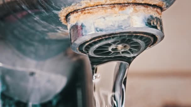 Macro Shot Kraan Met Stromend Water Slow Motion Een Waterstraal — Stockvideo