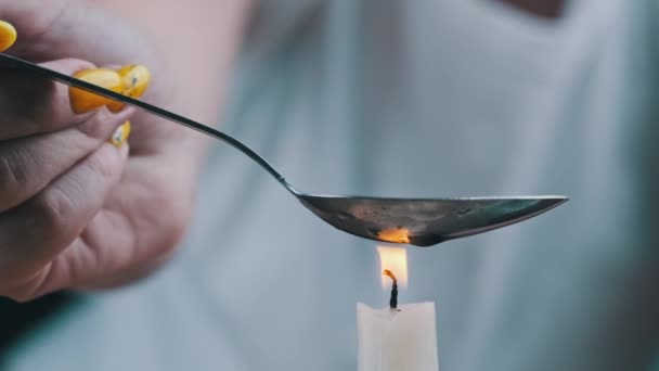Femeie Dependentă Droguri Gătit Droguri Lingură Flacără Lumânare Încălzirea Fluidului — Videoclip de stoc
