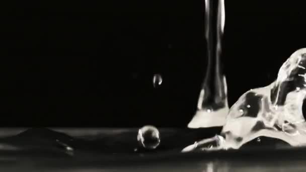 Vele Druppels Water Vallen Slow Motion Het Wateroppervlak Macro Shot — Stockvideo