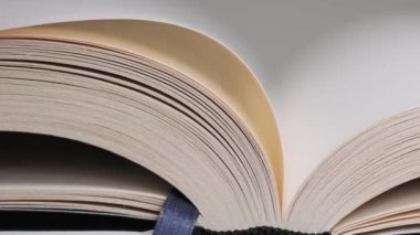 Kitap çevirme sayfaları, yakın çekim, yavaş çekim. Erkek eli bir kitabın sayfalarını karıştırır, seçici odaklanma. Kalın bir kitabın sayfalarını hızlıca çeviriyorum. Ayrıntılı görüş. Okuma, öğrenme, kendini eğitme.
