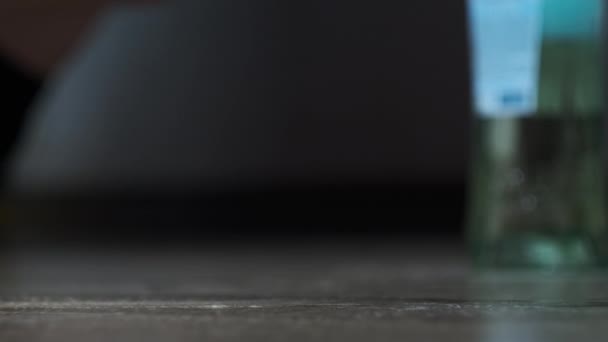 Алкоголь Падає Підлогу Склянкою Горілки Розливається Підлозі Передозуванням Алкоголем Алкоголізм — стокове відео
