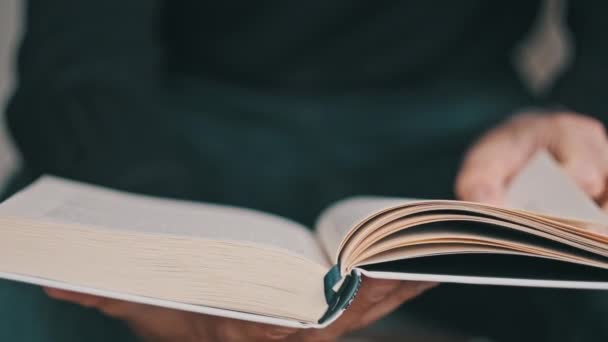 Jovem Lendo Livro Virando Páginas Perto Câmera Lenta Mãos Masculinas — Vídeo de Stock