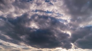 Mavi gökyüzündeki bulutlar yavaşça hareket eder ve şekil değiştirir, Timelapse. Katmanlı sirrus bulutları bulut uzayında çözülür. Görkemli gökyüzü. Yaz bulutları, zaman atlaması. Hava değişimi. Bulutlar arka planda. 4K