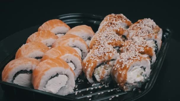 Los Rollos Sushi Caja Plástico Están Girando Cerca Sushi Japonés — Vídeos de Stock