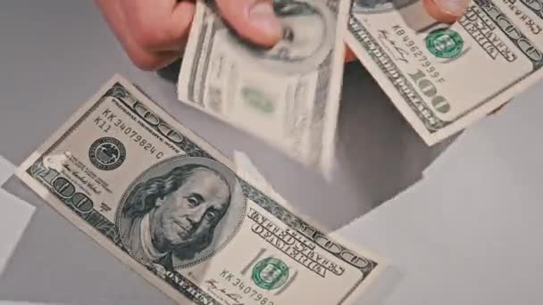 Zählen Alter Hundert Dollar Scheine Auf Einem Weißen Tisch Männliche — Stockvideo