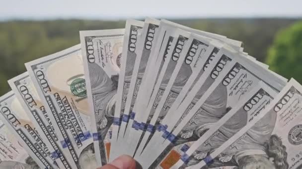 Mãos Masculinas Mostram Notas Dólar Novas Como Ventilador Contra Pano — Vídeo de Stock