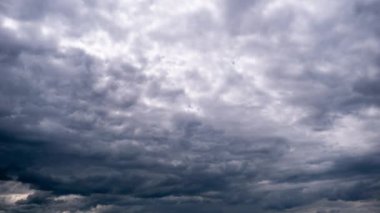 Gökyüzünde hareket eden dramatik fırtına bulutları, zaman ayarlı. Kara kümülüs bulutları bulut uzayında şekillerini değiştirir. Gökyüzü manzaralı. Dramatik atmosfer geçmişi, zaman atlaması. Hava değişikliği. Doğa. 4K