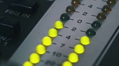 Karıştırma konsolundaki ses seviyesi sinyalinin LED göstergesi. VU çıkış göstergesinde yeşil ve sarı şeritli yakın çekim. Ses düzeyi ampulleri değişiyor. Ses çubuğundaki Stereo metre
