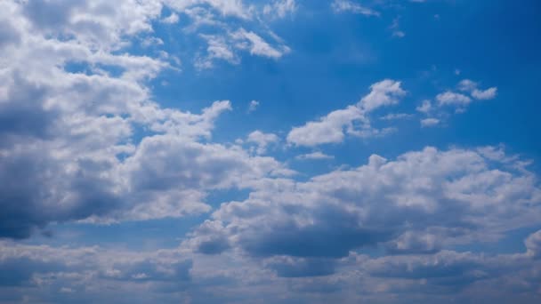 Wolken Blauen Himmel Bewegen Sich Langsam Und Ändern Ihre Form — Stockvideo