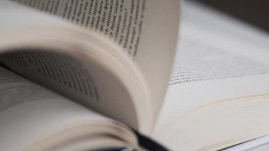 Kitap çevirme sayfaları, yakın çekim, yavaş çekim. Erkek eli bir kitabın sayfalarını karıştırır, seçici odaklanma. Kalın bir kitabın sayfalarını hızlıca çeviriyorum. Ayrıntılı görüş. Okuma, öğrenme, kendini eğitme.