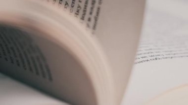 Kitap çevirme sayfaları, yakın çekim, yavaş çekim. Erkek eli bir kitabın sayfalarını karıştırır, seçici odaklanma. Kalın bir kitabın sayfalarını hızlıca çeviriyorum. Ayrıntılı görüş. Okuma, öğrenme, kendini eğitme.