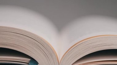 Kitap çevirme sayfaları, yakın çekim, yavaş çekim. Erkek eli bir kitabın sayfalarını karıştırır, seçici odaklanma. Kalın bir kitabın sayfalarını hızlıca çeviriyorum. Ayrıntılı görüş. Okuma, öğrenme, kendini eğitme.
