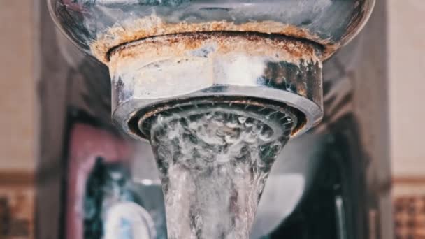 Μακρό Πλάνο Της Βρύσης Τρεχούμενο Νερό Αργή Κίνηση Ένας Πίδακας — Αρχείο Βίντεο
