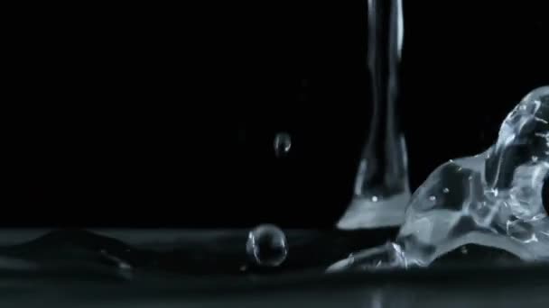 Vele Druppels Water Vallen Slow Motion Het Wateroppervlak Macro Shot — Stockvideo