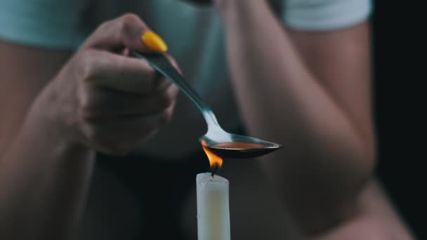 女吸毒者用勺子在烛焰上烹调毒品 通过使麻醉液沸腾和起泡 使其在火上加热 作物瘾君子准备海洛因剂量 硬性麻醉物质四 后续行动 — 图库视频影像