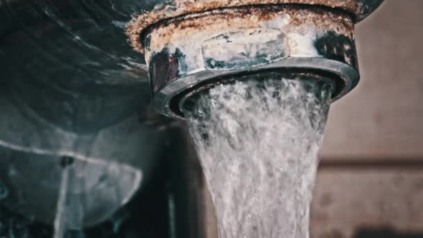 Water Stroomt Door Beluchter Van Een Oude Verontreinigde Kraan Met — Stockvideo