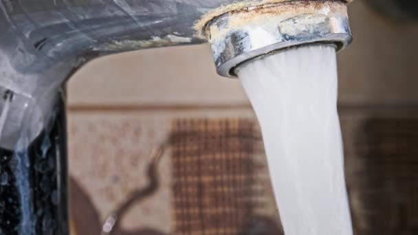 Água Flui Através Aerador Uma Torneira Contaminada Velha Com Cálcio — Vídeo de Stock
