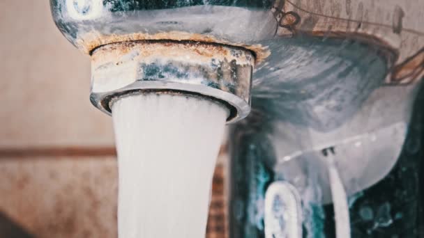 Water Flows Aerator Old Contaminated Tap Calcium Grime Sink Faucet — Vídeo de Stock
