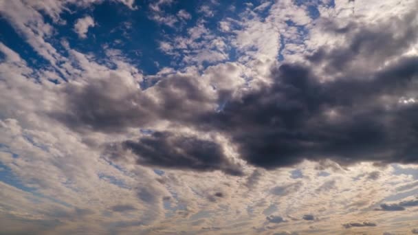 Wolken Blauwe Lucht Bewegen Langzaam Veranderen Van Vorm Timelapse Gelaagde — Stockvideo