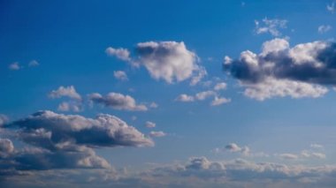 Beyaz bulutların zamanı mavi gökyüzünde hareket eder ve çözülür. Yaz bulutları, zaman atlaması. Kabarık tüylü sirrus bulutları bulut uzayında şekil değiştirir. Hava değişimi. Bulutlu alan arkaplanı, alanı kopyala