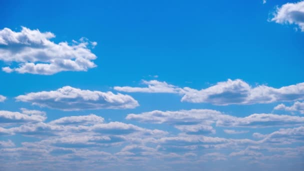 Zeitraffer Bewegen Sich Weiße Wolken Und Lösen Sich Blauen Himmel — Stockvideo