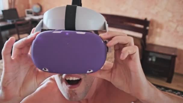 Emotional Man Put Virtual Reality Helmet Bedroom Young Man Naked — Vídeo de Stock