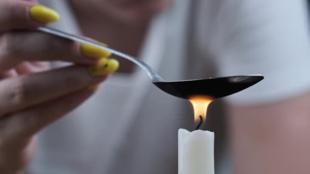 Drogenabhängige Frau Kocht Drogen Löffel Auf Kerzenflamme Erwärmung Der Betäubungsflüssigkeit — Stockvideo