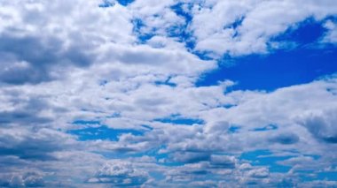 Kümülüs bulutlarının mavi gökyüzünde hareket etme zamanı. Işık bulutları bulut uzayında şekillerini değiştirirler. Harika bir gökyüzü. Dramatik atmosfer geçmişi, zaman atlaması. Uzayı kopyala Hava değişikliği. Doğa. 4K