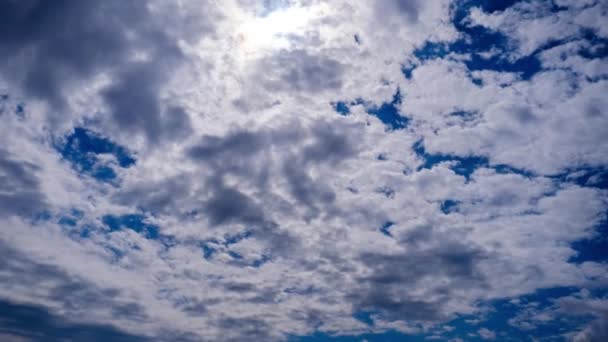 Timelapse Nubes Cúmulos Moviéndose Bajo Sol Cielo Azul Las Nubes — Vídeo de stock