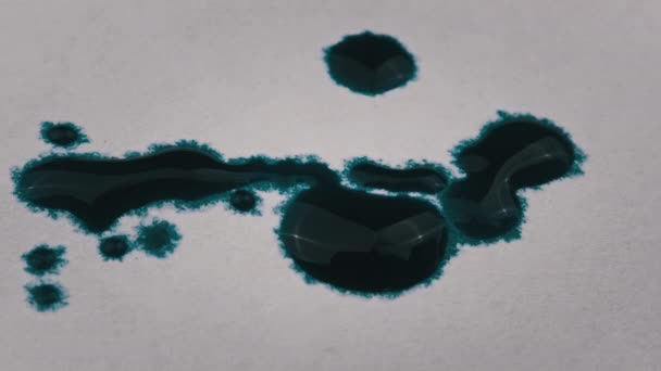 Kapky Modrého Inkoustu Padají Bílý Papír Makru Barva Vstřebává Bílého — Stock video
