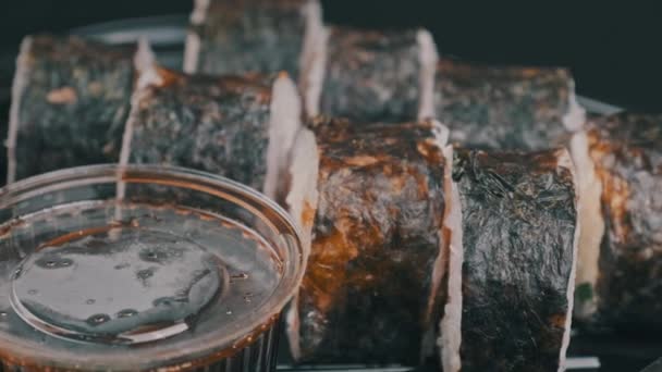 Rollos Sushi Japoneses Caja Plástico Está Girando Cerca Sushi Fresco — Vídeos de Stock