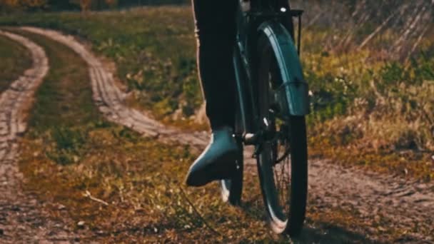 Donna Bicicletta Lungo Sentiero Forestale Una Foresta Verde Una Giornata — Video Stock