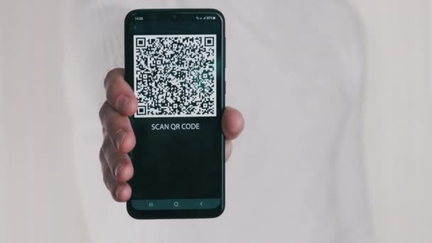 Tangan Pria Menunjukkan Kode Pada Smartphone Pada Latar Belakang Putih — Stok Video