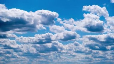 Kümülüs bulutlarının mavi gökyüzünde hareket etme zamanı. Işık katmanlı bulutlar bulut uzayında şekillerini değiştirirler. Harika bir gökyüzü. Bulutların arka planı, zaman atlaması. Uzayı kopyala Hava değişikliği. Doğa. 4K