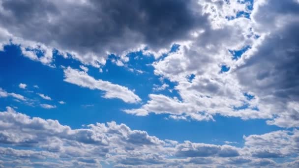 Timelapse Nubes Cúmulos Moviéndose Cielo Azul Las Nubes Luz Cambian — Vídeos de Stock