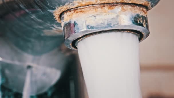 Макро Выстрел Крана Проточной Водой Slow Motion Струя Воды Течет — стоковое видео