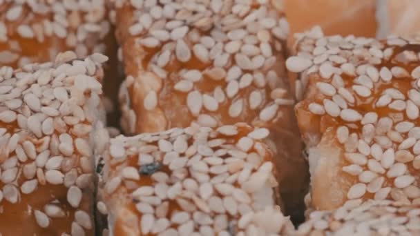 Sushi Rullar Roterande Närbild Färsk Japansk Sushi Med Philadelphiaost Nori — Stockvideo