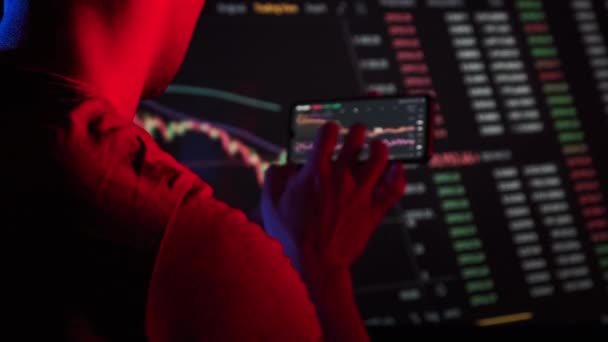 Trader Analyze Cryptocurrency Charts Smartphone Screen Dark Man Looking Currency — Vídeo de Stock